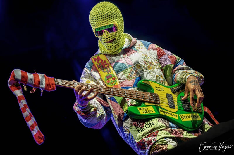 11mononeon-standard.jpg