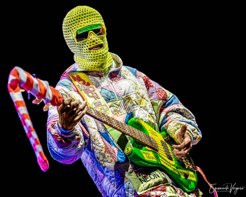 13mononeon-standard.jpg