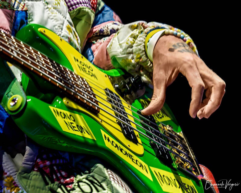 14mononeon-standard.jpg