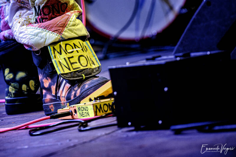 15mononeon-standard.jpg