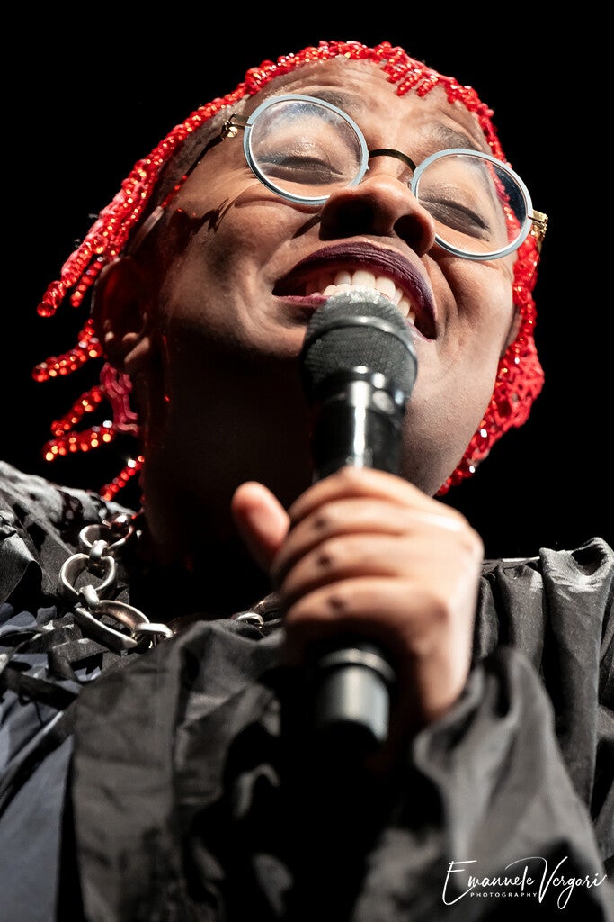 Cécile McLorin Salvant durante un’esibizione live
