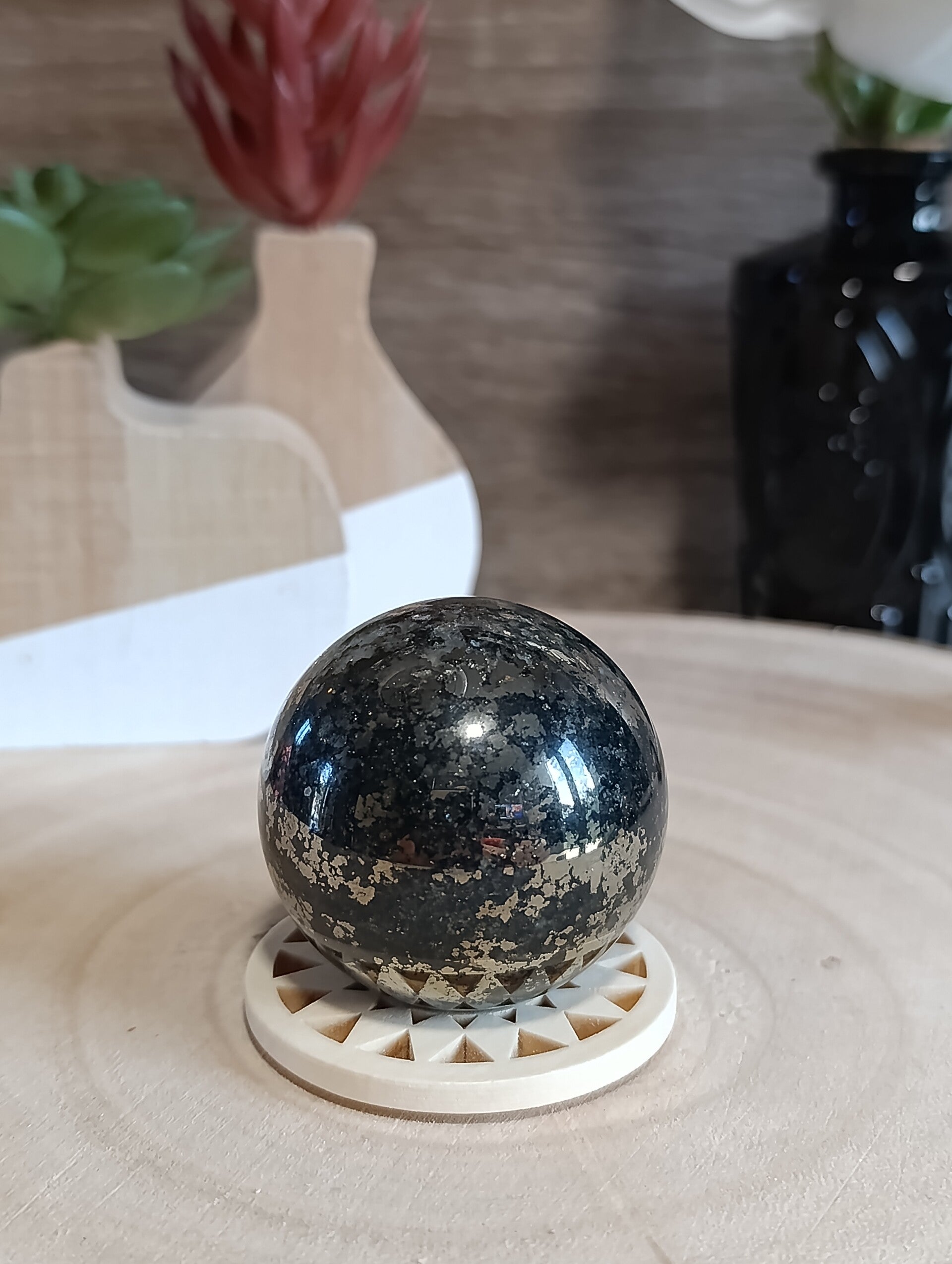 Sphère 46mm PYRITE SUR MAGNETITE AA