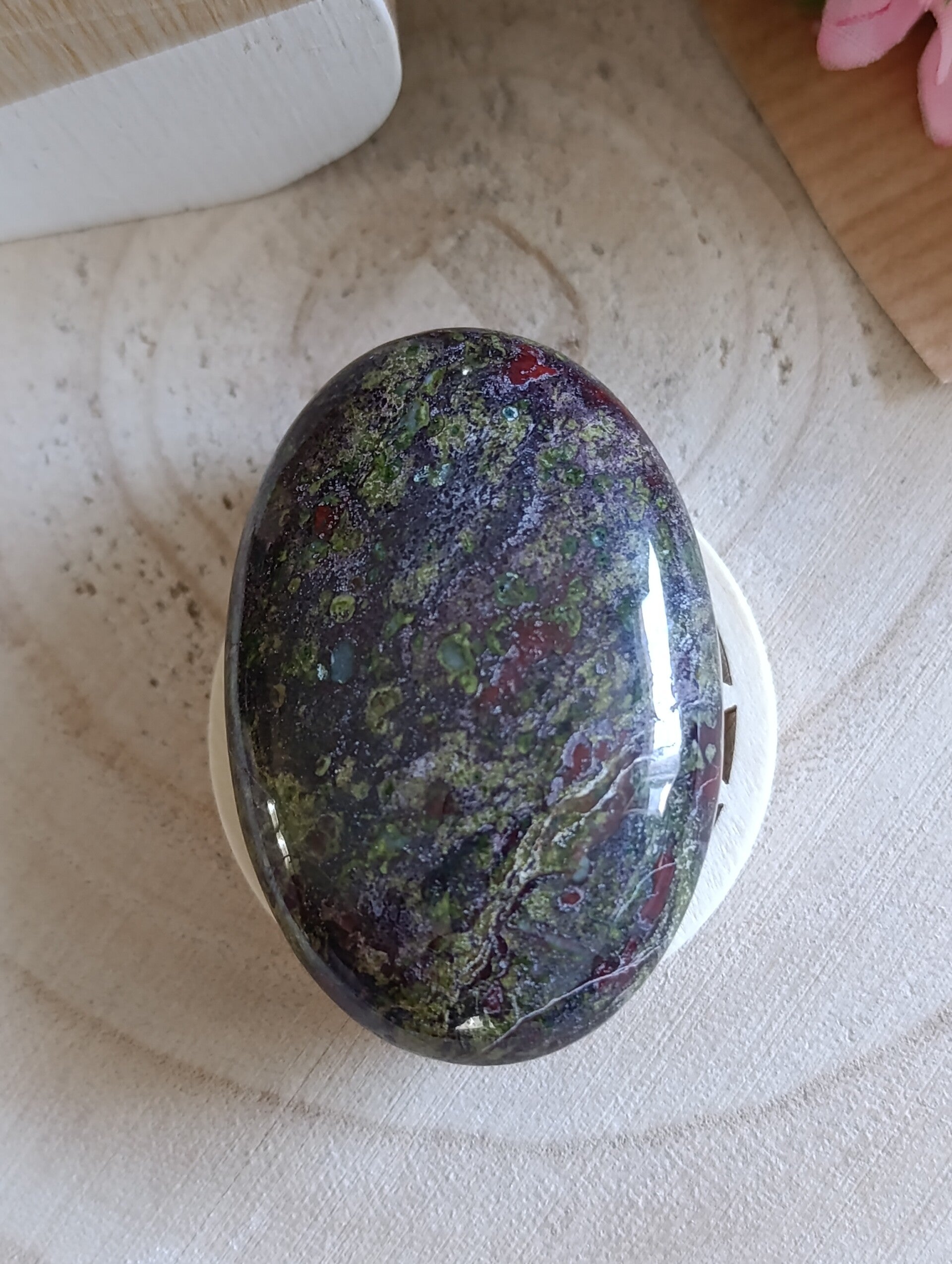 Galet 60mm Jaspe sang de dragon A+