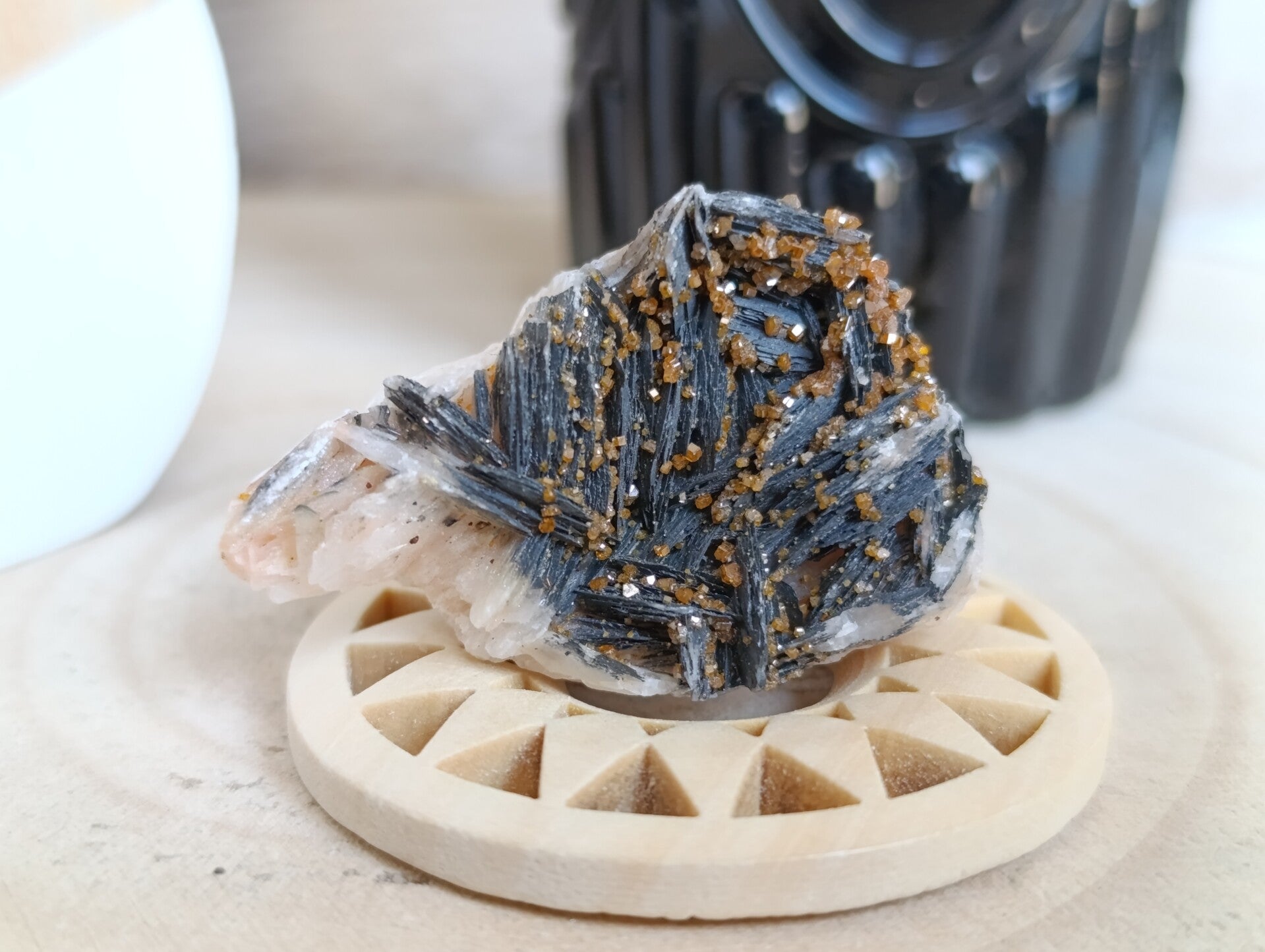 Vanadinite sur baryte noire