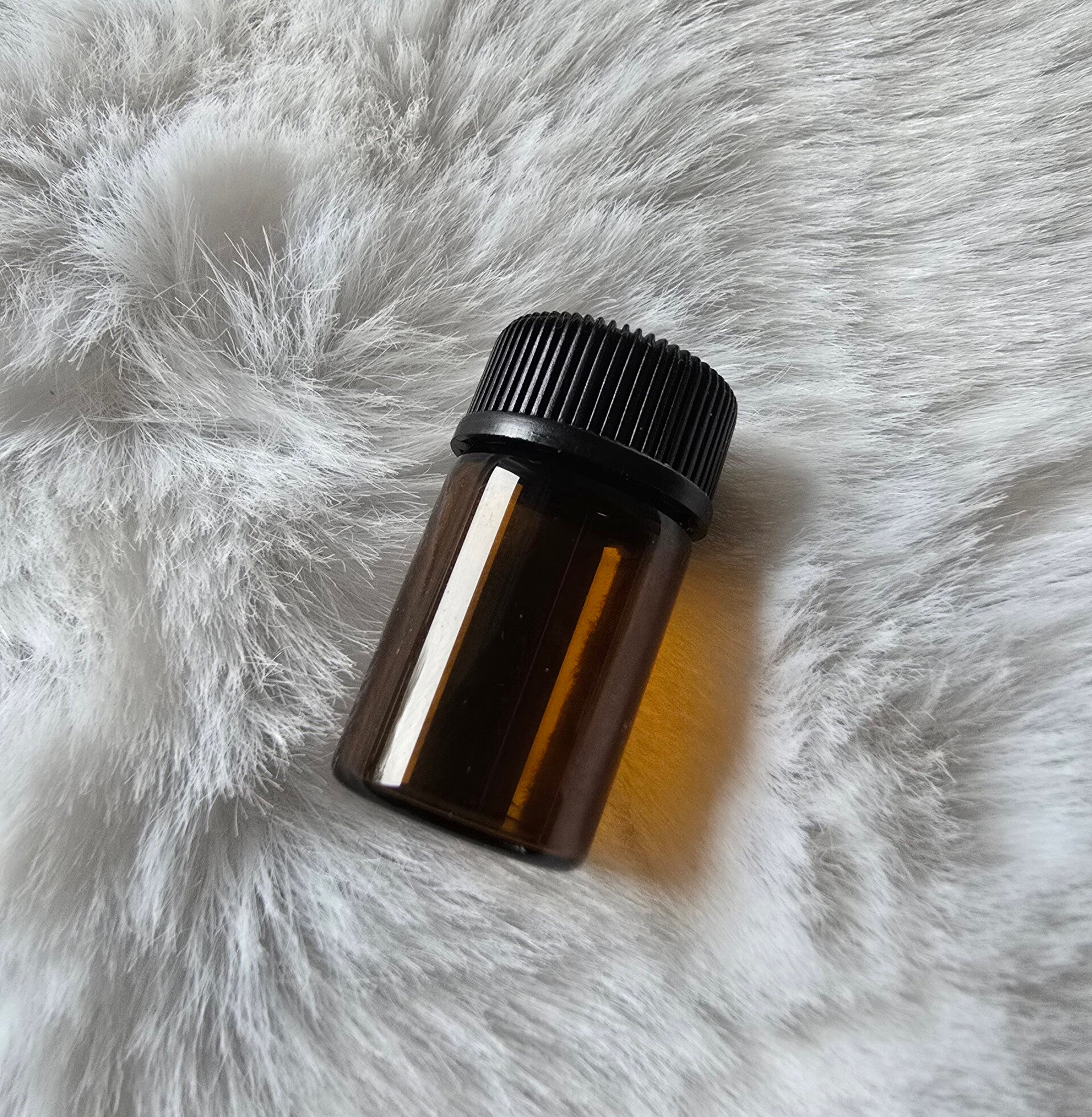 Geurolie | Amberkleurig flesje met druppeldop | 2 ml