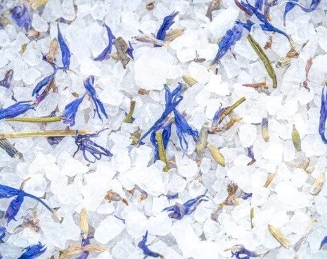 Badzout mix dode zeezout met lavendel en korenbloemen