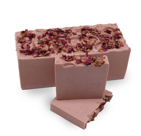 Zeepbar handgesneden met rozenblaadjes