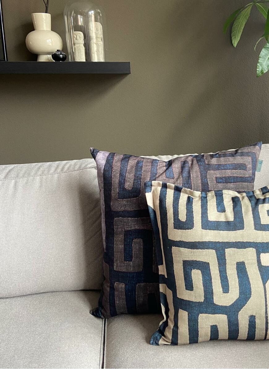 Kussen met afrikaanse kuba print op grijze bank