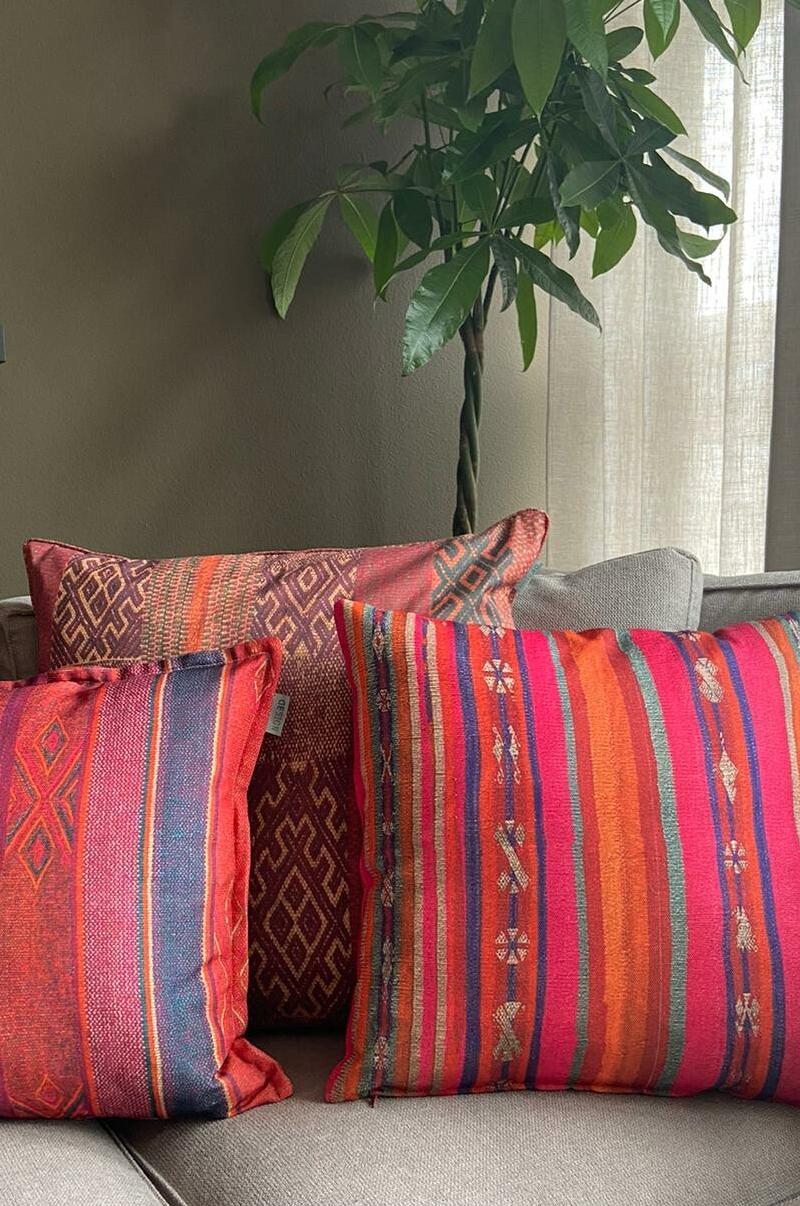 Kussen in ibiza print op grijze bank