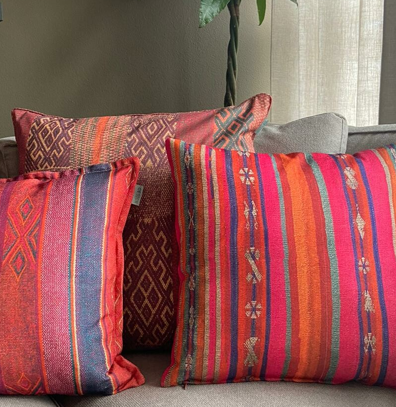 kussens in rode en roze kleuren van studio eyk