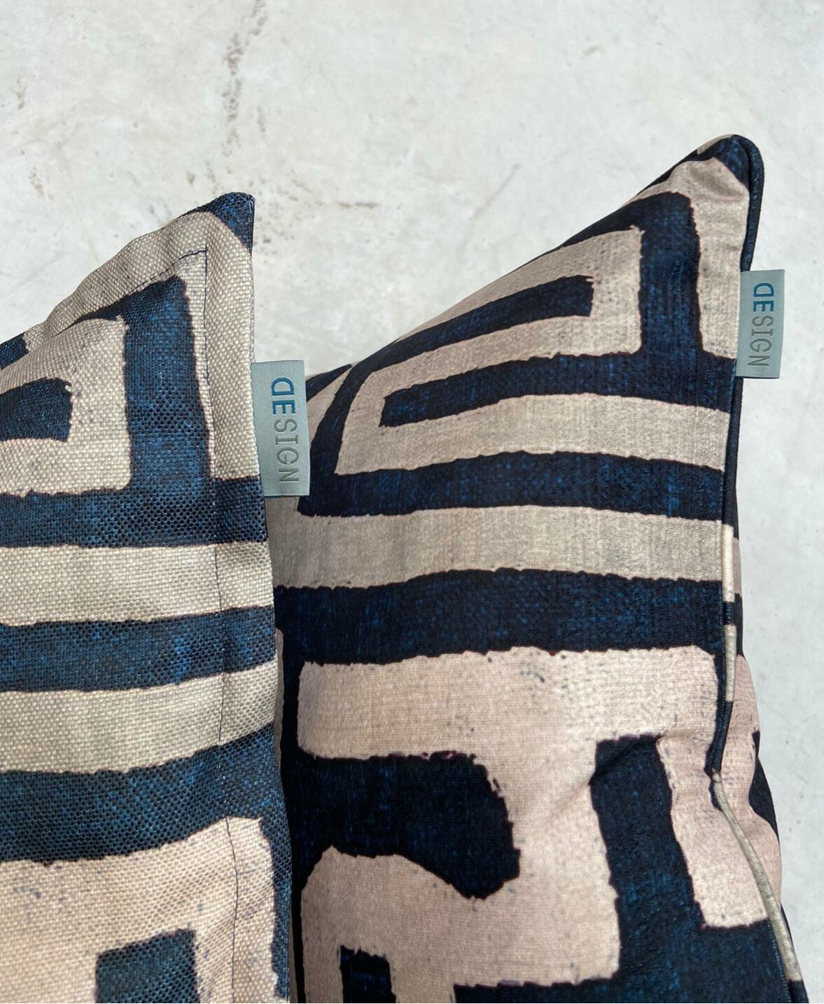 Voorbeeld groen label met design aan kussen van studio eyk