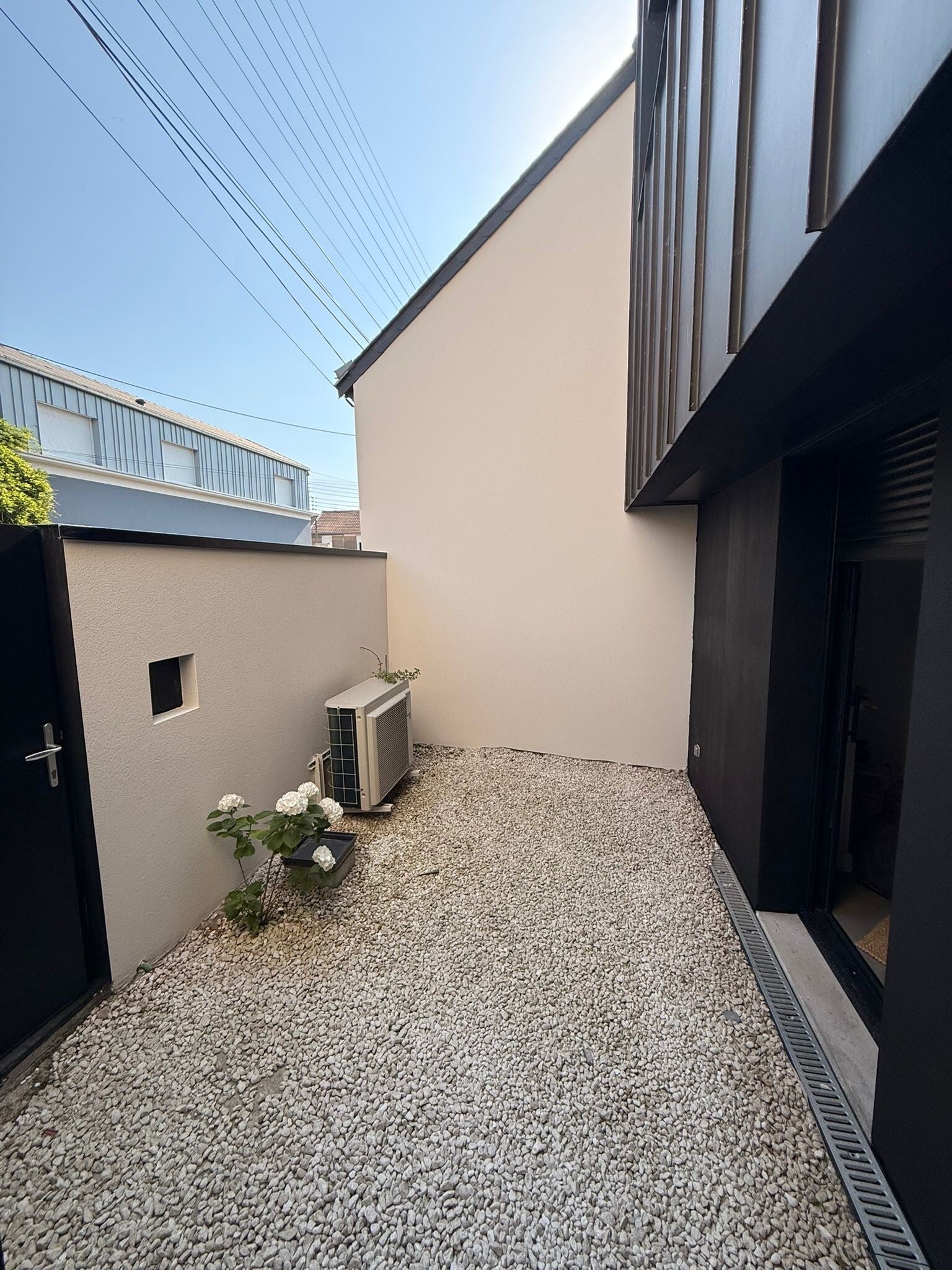 322f6675-de29-4157-89ca-c186a569ce59-standard.jpg