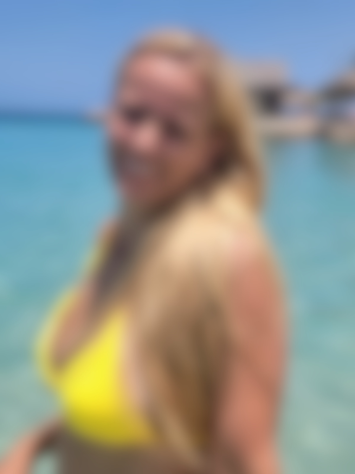 gele bikini in zee