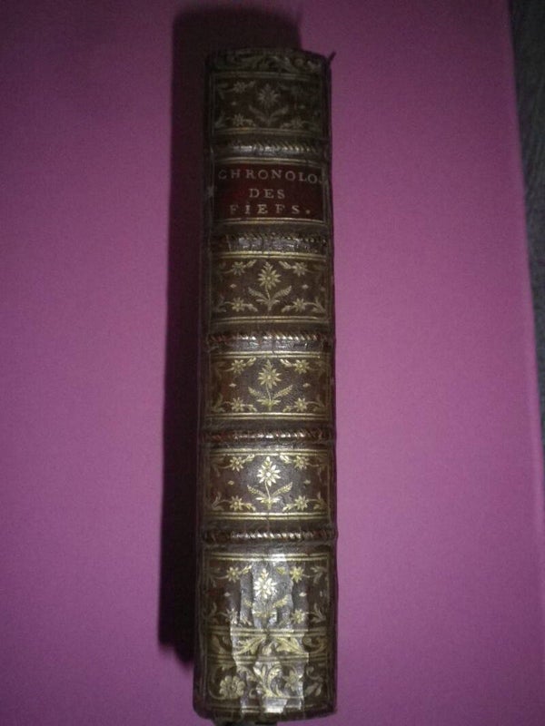 Abrégé Chronologique des Grands Fiefs de la Couronne de France ; avec la Chronologie des Princes et Seigneurs qui les ont possédés, jusqu'à leurs réunions à la Couronne.