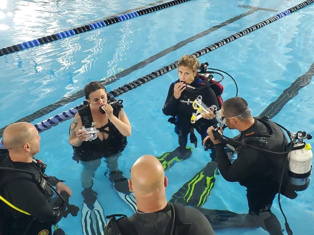 Small Class size of 5 divers in a pool