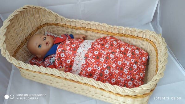 Puppenbett aus Rattan