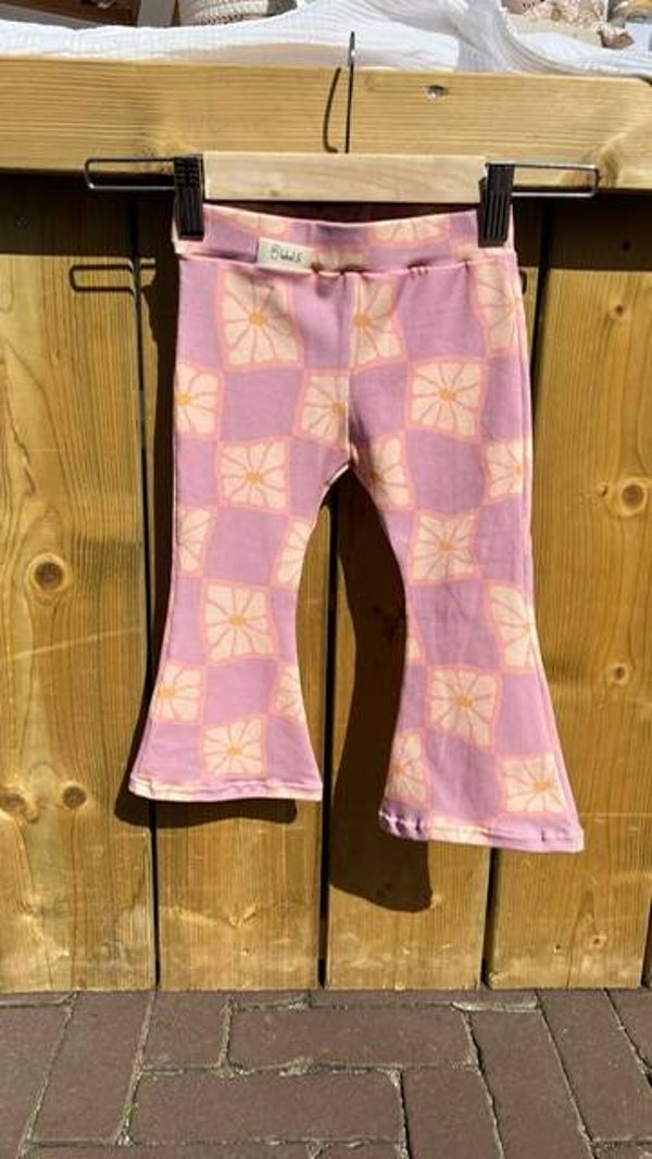 Flared flower checker