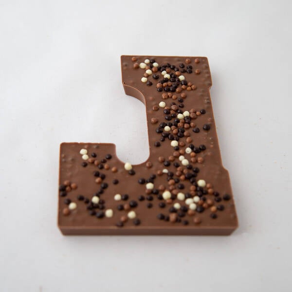 grote letter met crispiebolletjes