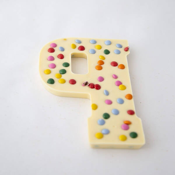 grote letter met smarties