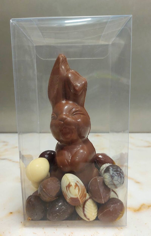 lachende haas groot met paaseitjes (doos 15)