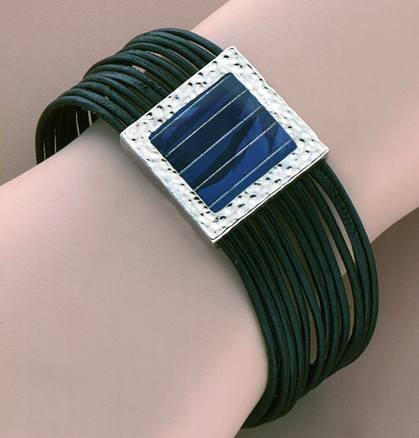 Lederen armband – volledig zilver met inzet van zonnecellen
