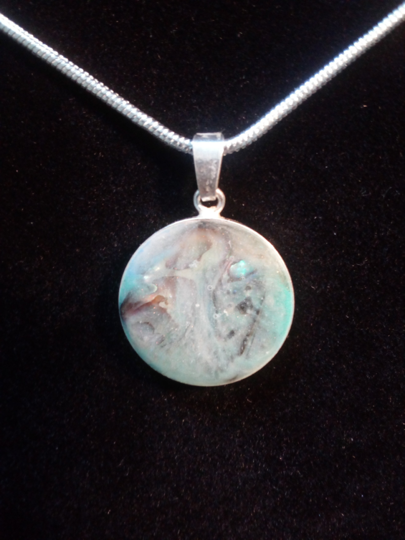 sterling zilver met stukje abalone en gekleurde giethars.