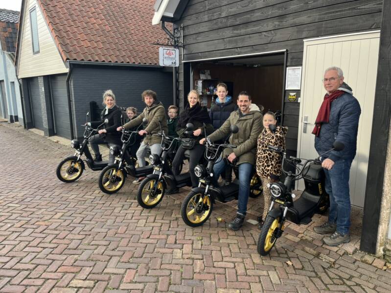 familie uitje op de scooter