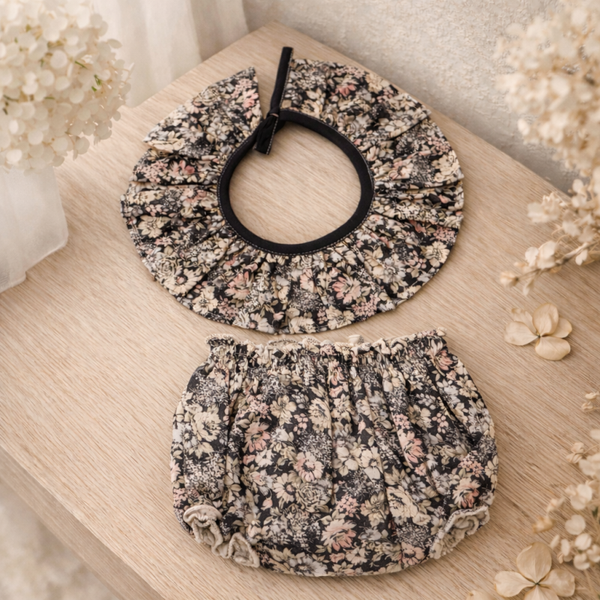 Cuello flores oscuras y braguitas