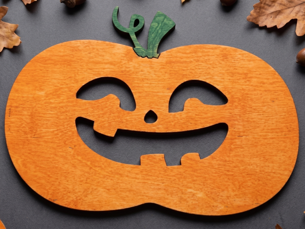 🎃 Drewniana Dynia Jack-o'-lantern – Wesoły Szczerbatek! 🍂