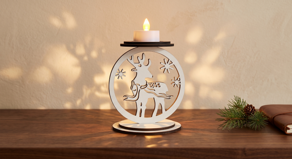 🦌 Drewniany Świecznik na – Renifer w Zimowym Szaliku 🕯️