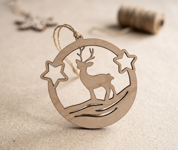 🦌 Drewniana Bombka Ażurowa – Świąteczny Renifer wśród Gwiazd ⭐