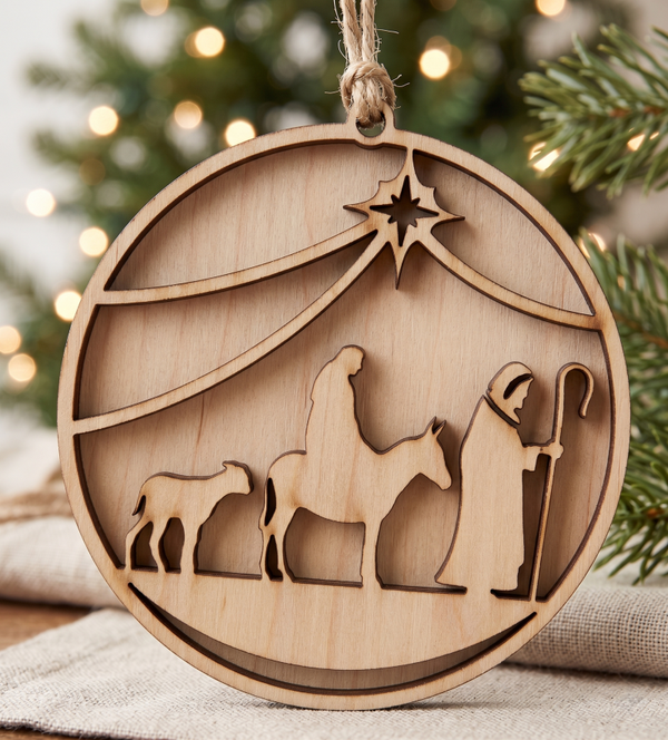 ✨ Drewniana Bombka Ażurowa – Święta Rodzina w Drodze do Betlejem 🎄