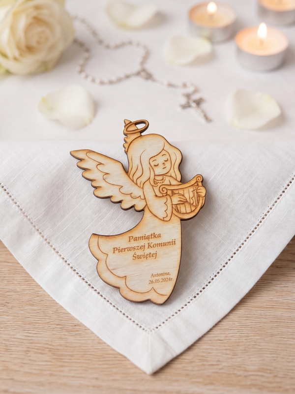 🕊️ Drewniany Aniołek z Lirą – Personalizowana Pamiątka Pierwszej Komunii 🤍