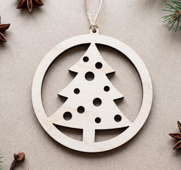 🎄 Drewniana Bombka Ażurowa – Minimalistyczna Choinka w Stylu Eko 🌲
