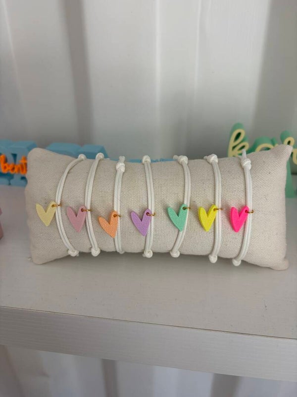Wit armbandje met hartje