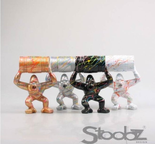 Gorilla met Ton met verfspetters