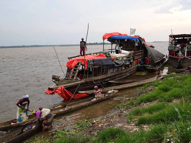 Une baleinière sur le fleuve