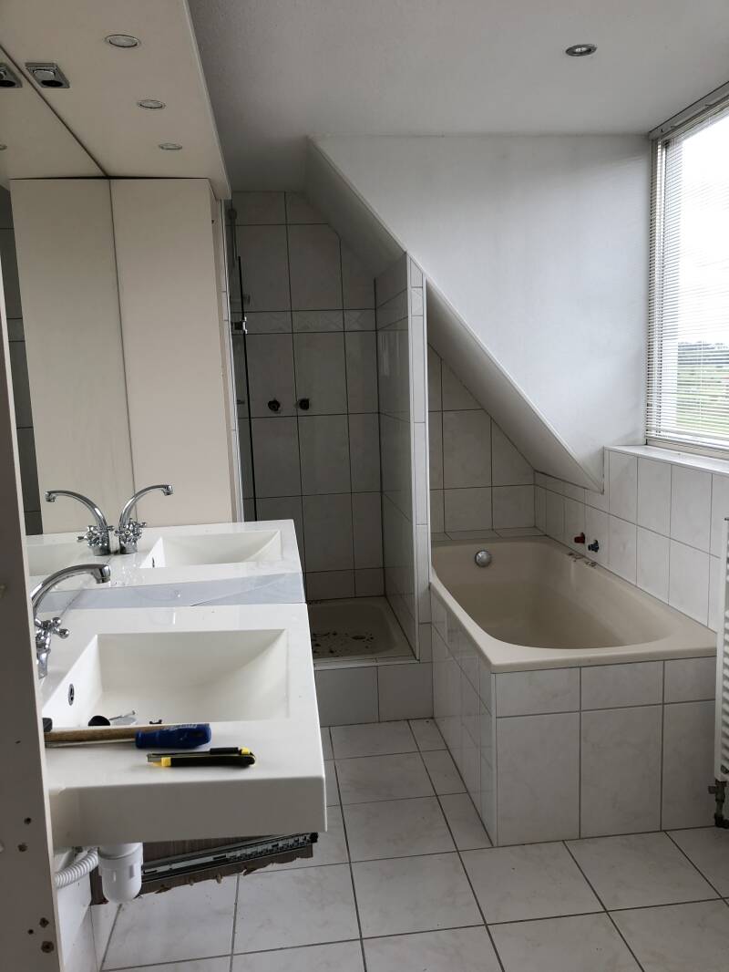 badkamer voorheen rechts het resultaat
