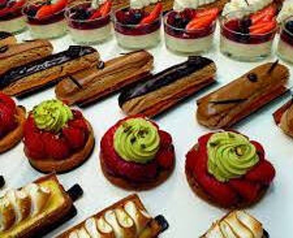 Éclair aus Frankreich mit Schokoladen-, Kaffee- und Karamellgeschmack