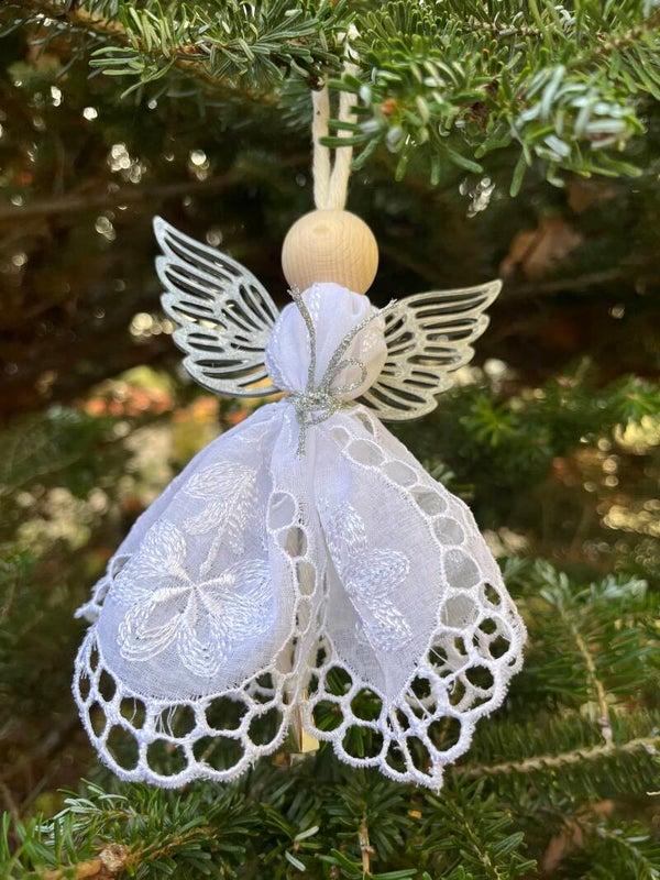 Anioł- biała koronka