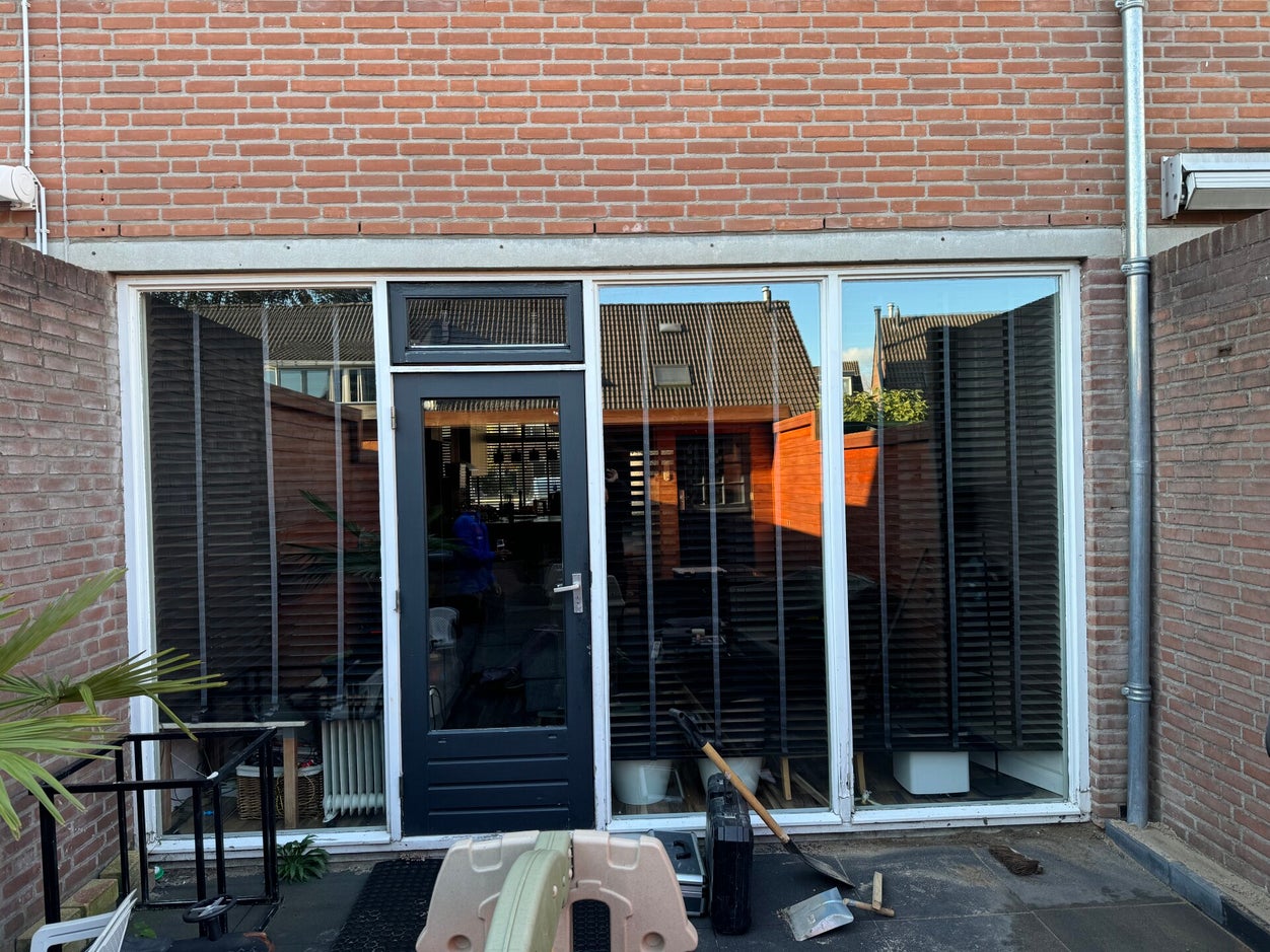 Voor: oude achtergevel met kozijn