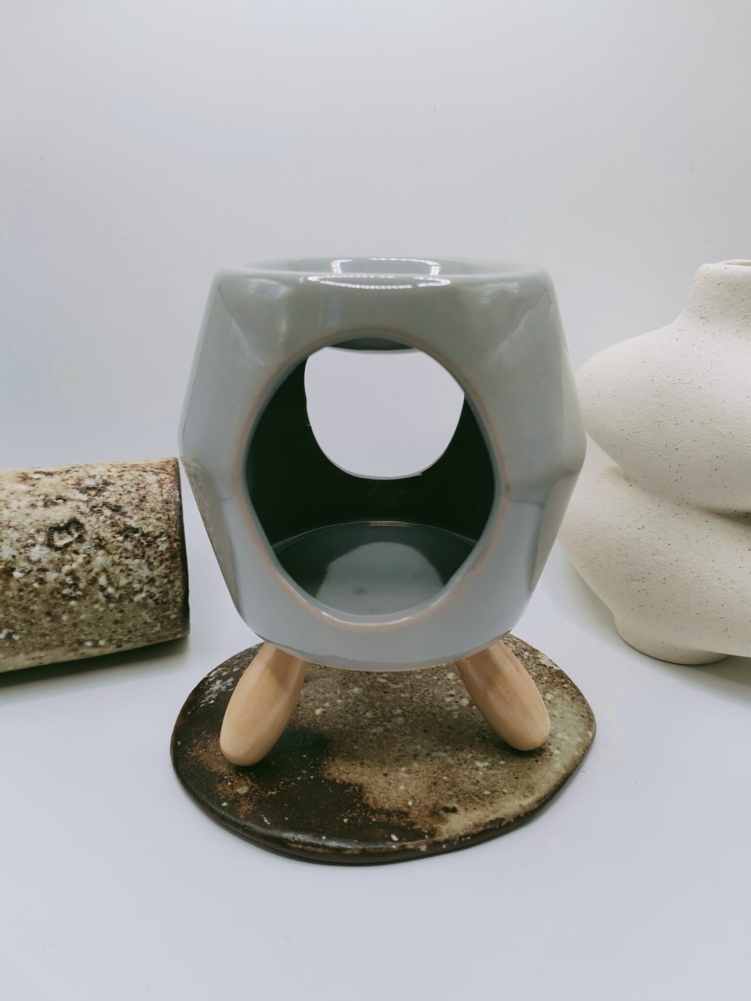 brûleur géométrie gris à pieds