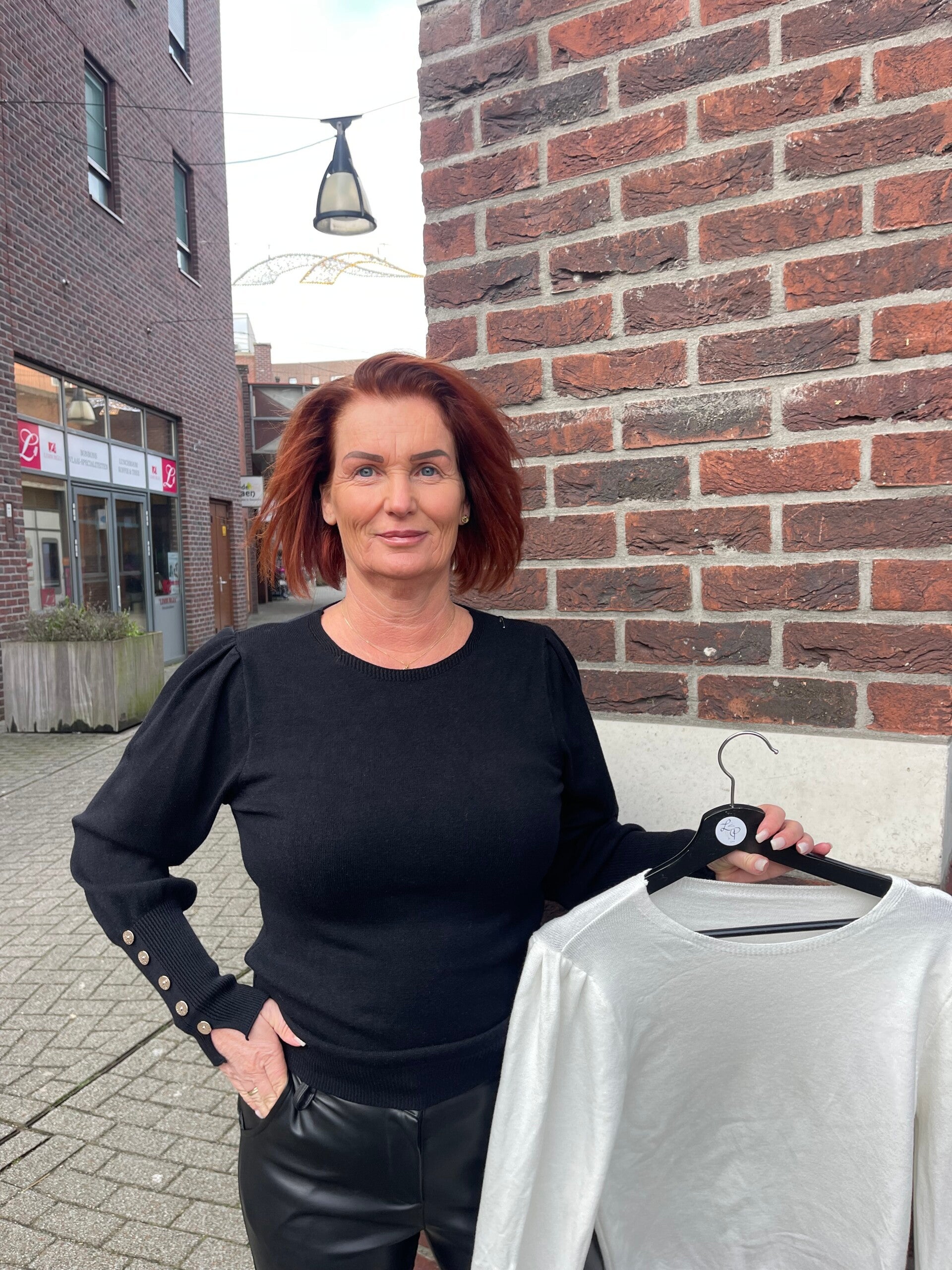 Trui Lia Zwart met knoopjes