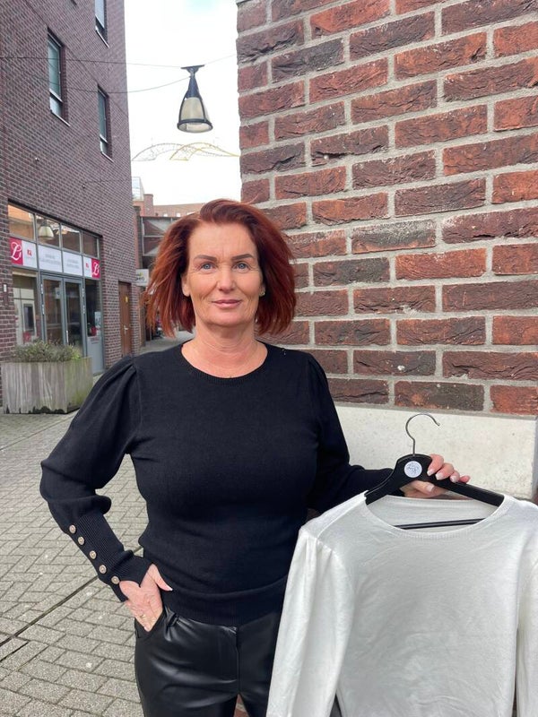 Trui Lia Zwart met knoopjes