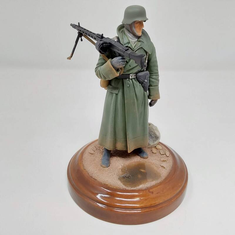 1/16 figure. German machine gunner