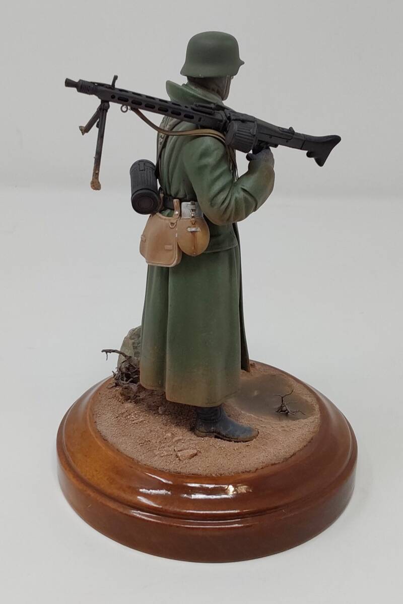 1/16 figure. German machine gunner