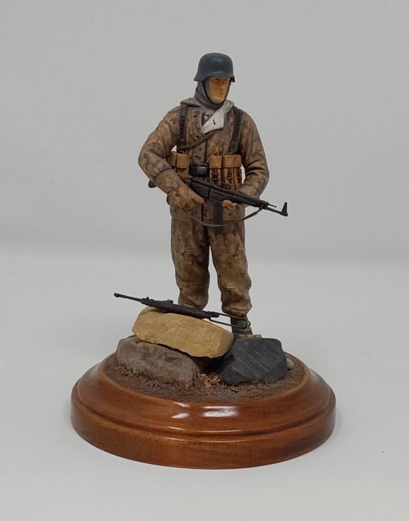 1/16 figure. German, winter camo