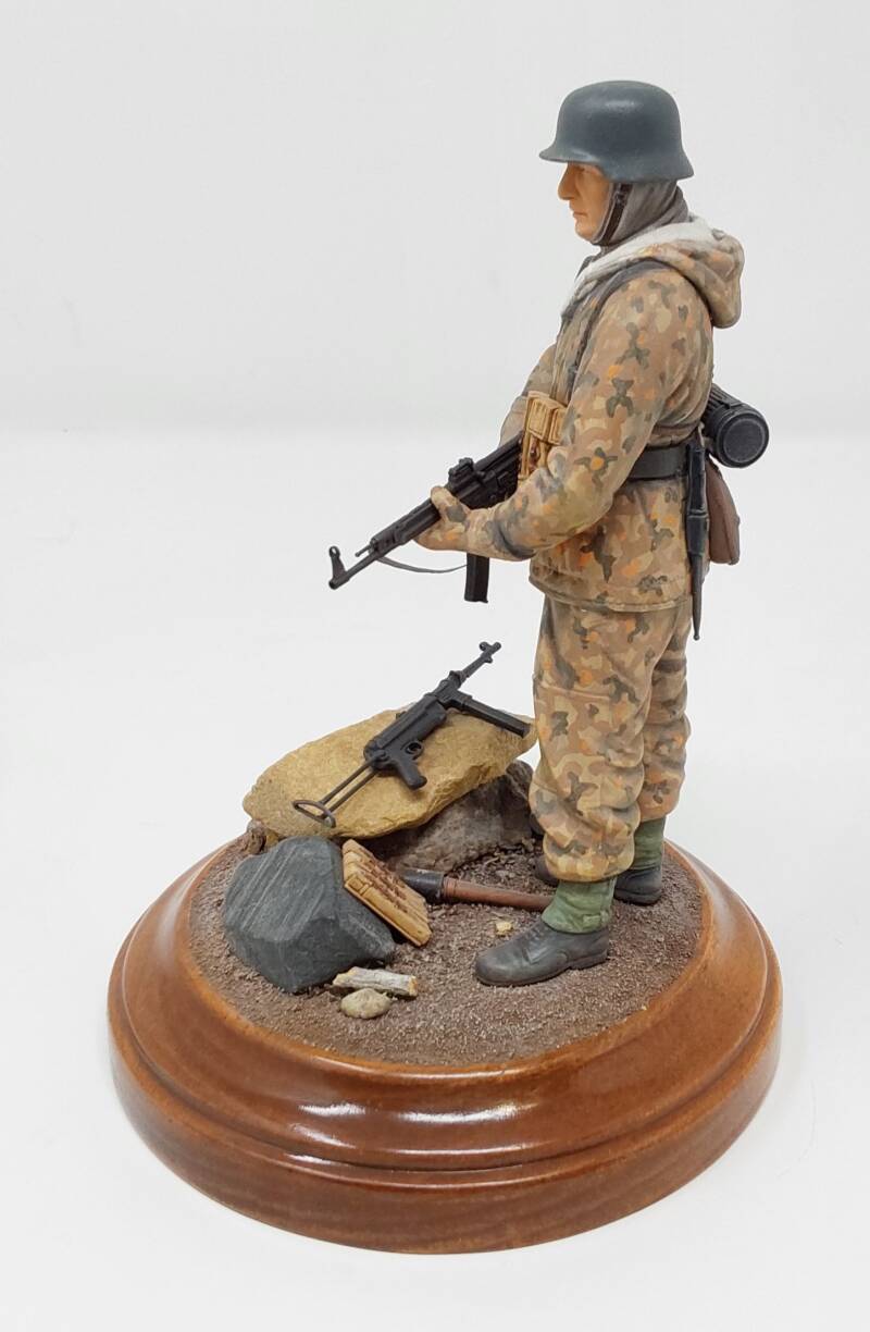 1/16 figure. German, winter camo