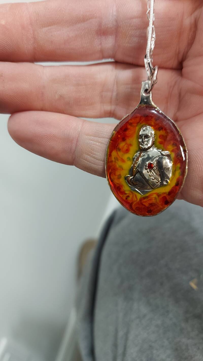 Flattened souvenir spoon with UV resin