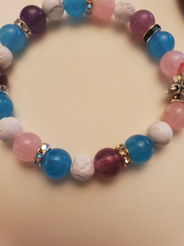 Bracelet perles bleues blanches roses pourpres magnétisées